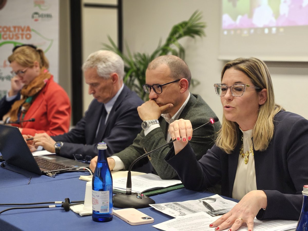 TerraVivaCisl's tweet photo. #Vinitaly2023 tavola rotonda convegno "Dal vigneto al calice" organizzata da #TerraVivaCisl e @fai_cisl con presidenti nazionali di @Federdoc, @Federvini, @AIAB_stampa #Sommelier AIS, Cantina Mizzon. Modera @vin_giorgio di @news_LIA 

#vinitaly55 #winetasting #winelover https://t.co/d1mhvnNWRO