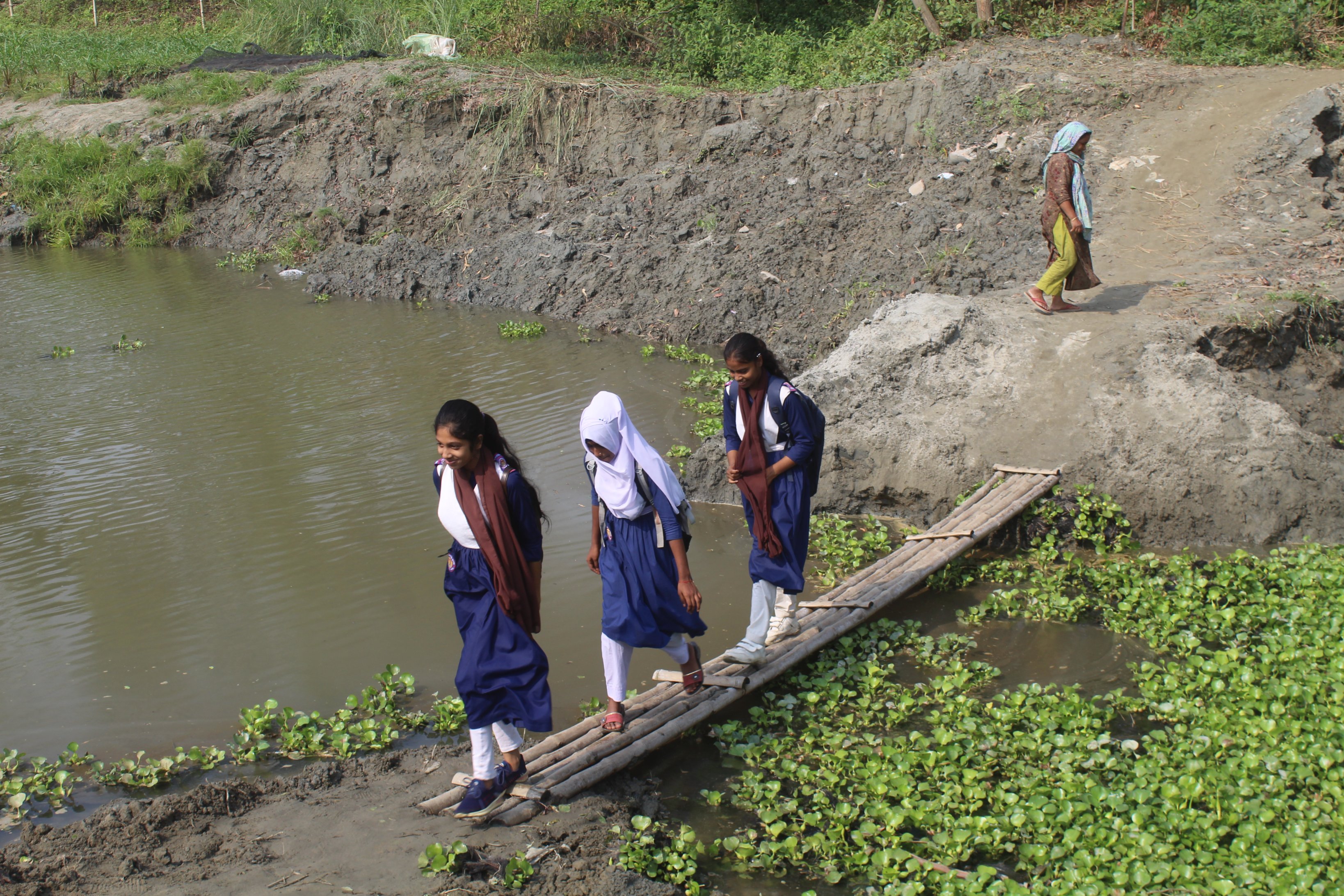 কালিয়াকৈরে সেতুর অভাবে ভোগান্তিতে ৭ গ্রামবাসী