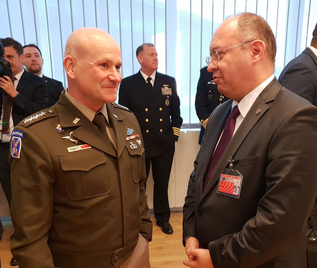 BogdanAurescu's tweet image. Very good exchange in the margins of @NATO ForMin with #SACEUR Gen. Christopher G. Cavoli on further measures to consolidate #EasternFlank deterrence&amp;amp;defence by fully&amp;amp;effectively implementing #MadridSummit decisions, with a focus on the entire Eastern Flank @SHAPE_NATO #BlackSea