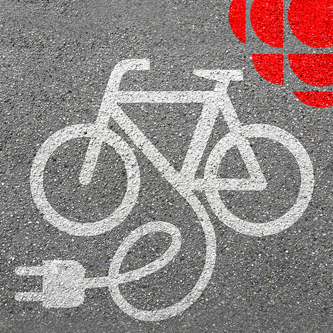 CBCRadioCanada's tweet photo. Giving our journalists more flexibility to move around in an urban setting while helping us attain our environmental targets, our radio journalists in Montreal driving e-bikes is a no-brainer. 🚲🔌
https://t.co/CAJtqbRJYd https://t.co/6LwEsml7Ky