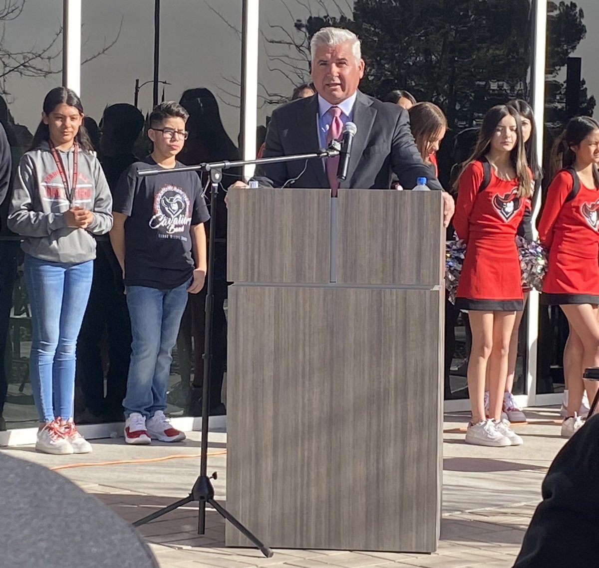 catherinedoc12's tweet photo. Ribbon cutting ceremony this morning at Hanks Middle School was a success. Thank you to our community for voting YES! #Bond2019 #Beautifulschool #CavaliersAreHere #WellDesigned #KidsDeserveIt @MuelaPauline @YsletaISD https://t.co/lRvUZ0uFGZ