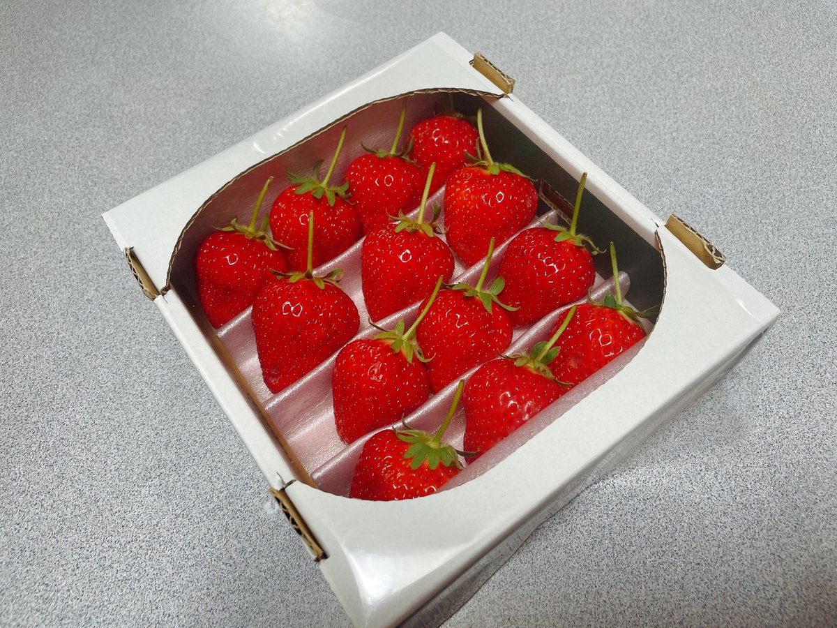 kikimaru0529's tweet photo. おはようございます☀
Dがいちごを買って来てくれたけど、ちょっと傷んでた。いちごの季節も終わりに近づいているね。
イドヒョン君が来ると聞いて応募した
#DRAMATICNIGHT 落選しました。
1回しか応募してないのに、落選通知が4通も来た。
そんなにダメ押ししなくても😂 https://t.co/lGkcKJL4mz