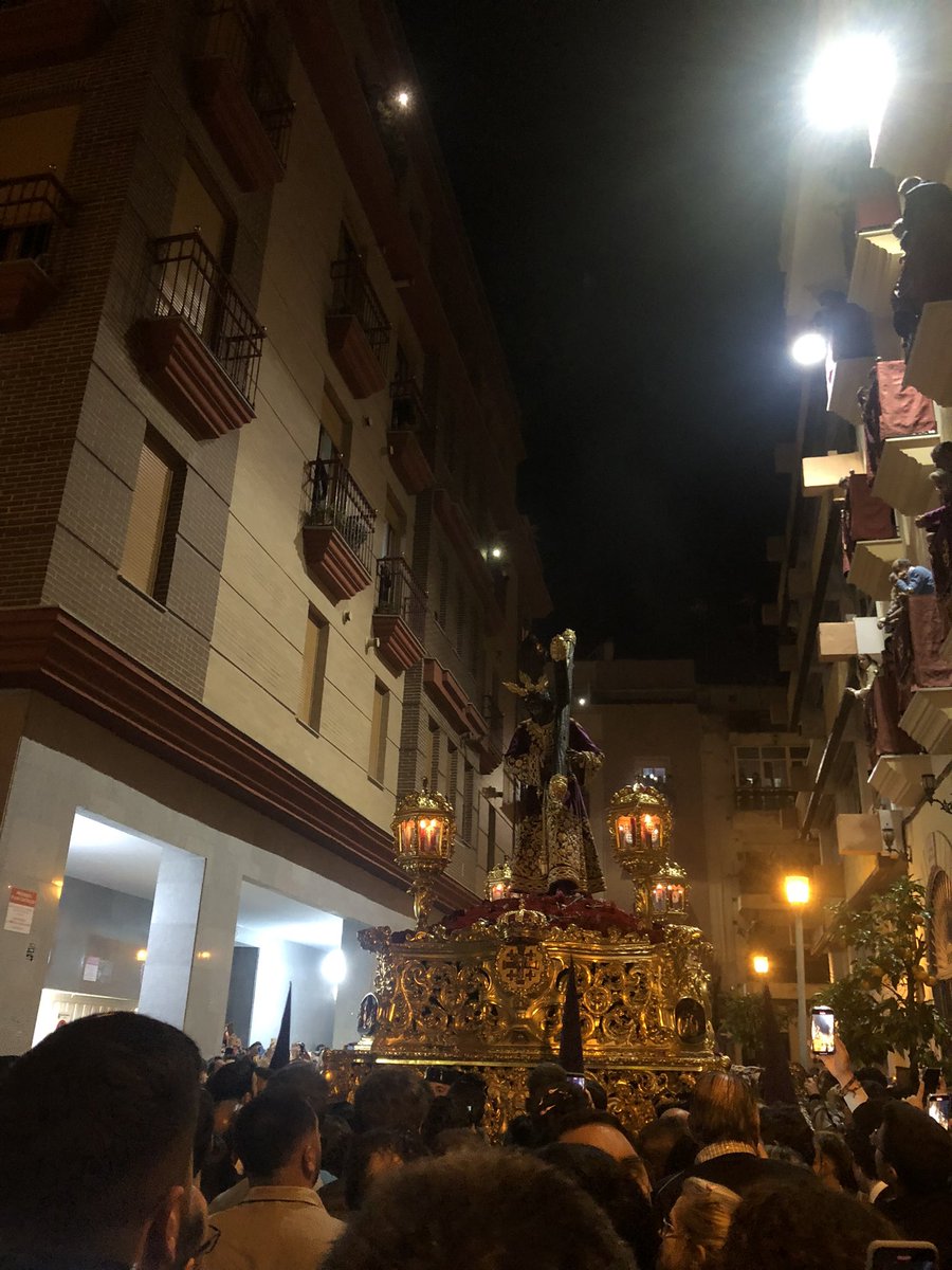 Pasion_Huelva's tweet photo. Entró el Señor en Madreana, como en todos los tiempos, ante el gentío de fieles y devotos. 

Suena La Saeta por @LosGitanosSM 

#SacramentaldePasión #PasióndeHuelva https://t.co/GNNZwfFJ2e