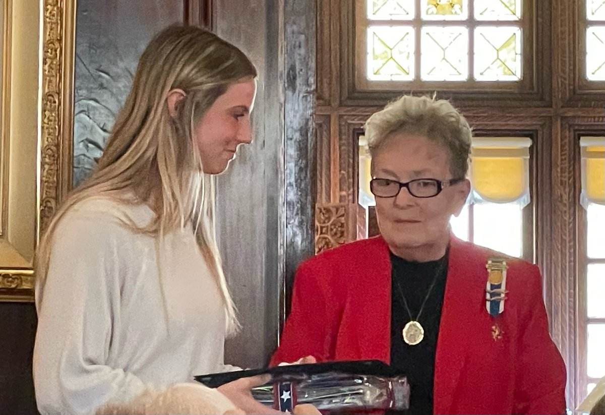 fhstigersbelong's tweet photo. 🇺🇸Ella Cooper, Senior at FHS, received the DAR Good Citizen Award today at a ceremony presented by the Daughters of the American Revolution at the beautiful Louis E. May Museum. Congratulations, Ella!!🇺🇸 #FHSTigerNation https://t.co/yDqE3CxJ9G