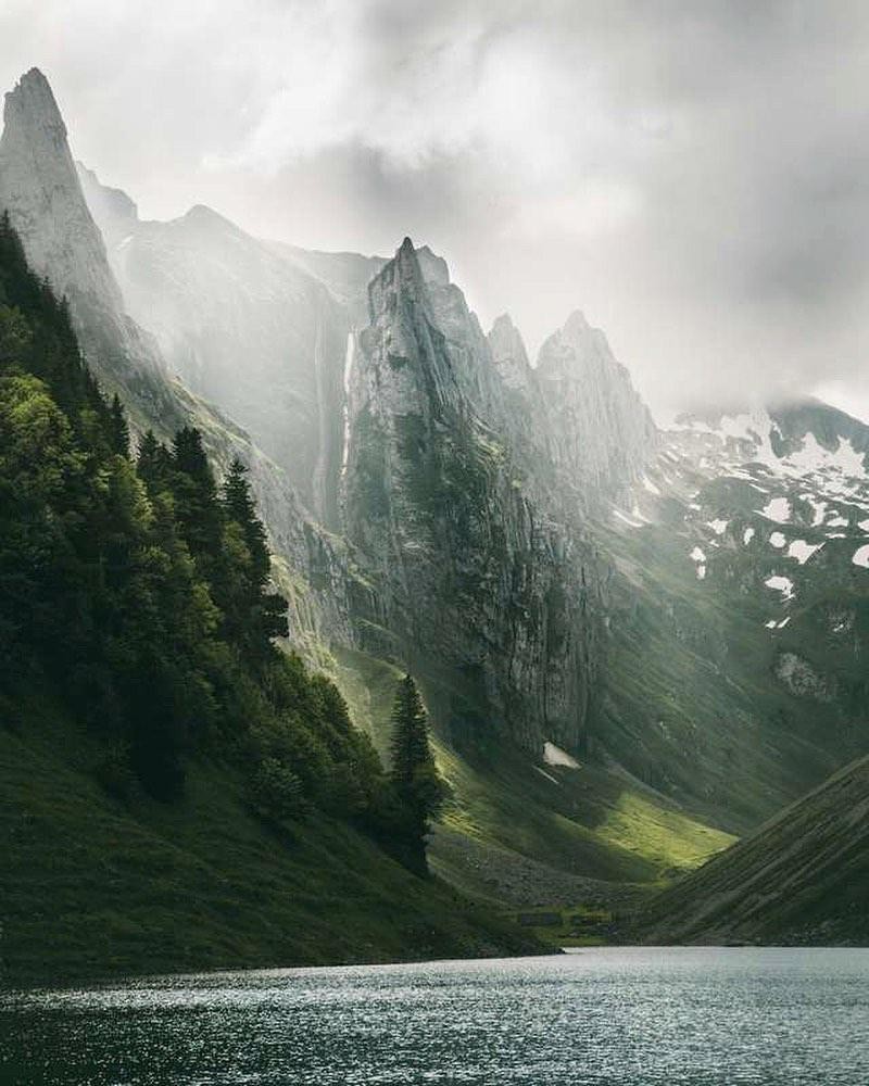 onebager's tweet photo. An afternoon in the Swiss Alps | OC | Appenzell, Switzerland | 800 x 1000 🧳 #travel #onebagger #travelgear src: https://t.co/3caqV0DVOQ https://t.co/vm2nE4vkpw