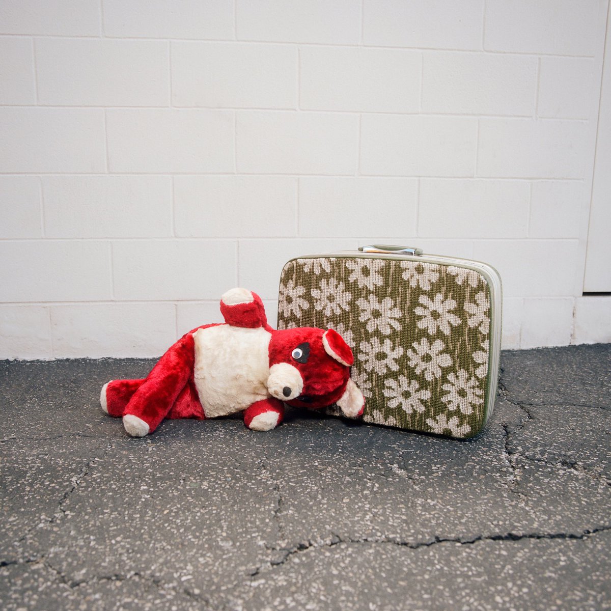 rohmontgomery's tweet photo. “Eraser” out this friday. A song about life. And death. And kissing. But more importantly, the first track of a new era. Presave, tell your friends, tell your moms. I really hope you like it https://t.co/RdZAi6Lk2O https://t.co/hcgmyDxQbR