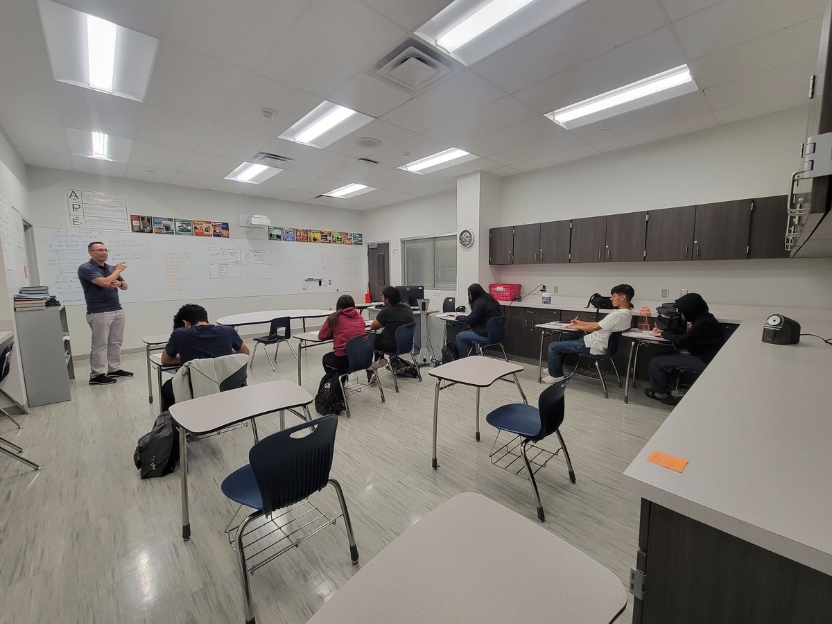 US History Small Group interventions in full effect! <a href="/Socorro_HS/">Ignacio Estorga</a> <a href="/EOlivas_SHS/">Ms. Olivas</a>