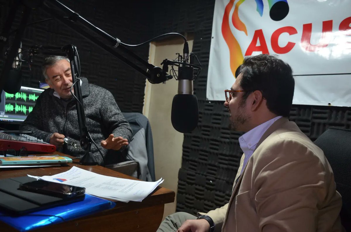 seremieducrios's tweet photo. #EnMedios 🎙️
En @RADIOACUSTICAFM de Panguipulli conversamos sobre #ReactivaciónEducativa y de la actual campaña, #PorqueLeerAbreMundos donde invitamos a estudiantes a participar como "BookTubers" y que nos cuenten sobre su libro favorito.🧑‍🏫
@Mineduc
@JuanPabloGerter
#Valdiviacl https://t.co/djbCNE5ftZ