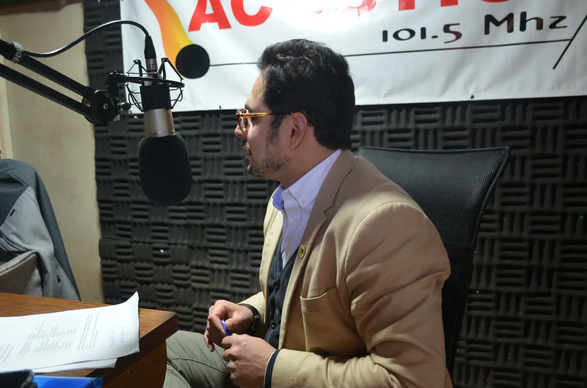 seremieducrios's tweet photo. #EnMedios 🎙️
En @RADIOACUSTICAFM de Panguipulli conversamos sobre #ReactivaciónEducativa y de la actual campaña, #PorqueLeerAbreMundos donde invitamos a estudiantes a participar como "BookTubers" y que nos cuenten sobre su libro favorito.🧑‍🏫
@Mineduc
@JuanPabloGerter
#Valdiviacl https://t.co/djbCNE5ftZ