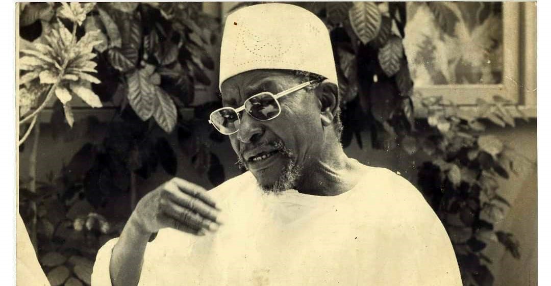 dembagueye's tweet photo. « En Afrique, quand un vieillard meurt, c'est une bibliothèque qui brûle. » 
Lorsque cette très célèbre phrase a été présentée à son auteur pour une meilleure explication de son contexte sous-jacent, Amadou Hampaté Bâ répondit ce qui suit : 

❝ (…) L'école occidentale a donc d'abord commencé par combattre l'école traditionnelle africaine et à pourchasser les détenteurs des connaissances traditionnelles. C'était l'époque où tout guérisseur était jeté en prison comme « charlatan » ou pour « exercice illégal de la médecine. »… 

C'était aussi l'époque où l'on empêchait les enfants de parler leur langue maternelle, afin de les soustraire aux influences traditionnelles. À telle enseigne qu'à l'école, l'enfant qui était surpris en train de parler sa langue maternelle se voyait affublé d'une planchette appelée « symbole » sur laquelle était dessinée une tête d'âne, et se voyait privé de déjeuner...

Les graines de cette nouvelle tradition, une fois semées, ont crû et porté des fruits. C'est pourquoi la jeune Afrique, née de l'école occidentale, a plutôt tendance à vivre et à penser à l'européenne, ce qu'on ne saurait lui reprocher, car elle ne connaît que cela.
L'élève vit toujours selon les règles de son école.

À l'époque coloniale, la transmission initiatique, qui se faisait jadis au grand jour et d'une manière régulière, dut se réfugier dans une sorte de clandestinité. Petit à petit, l'éloignement des enfants de leurs familles a fait que les vieillards n'ont plus trouvé autour d'eux les jeunes gens susceptibles de recevoir leur enseignement. L'initiation sortit peu à peu des cités pour se réfugier dans la brousse. 

Mais le dernier coup lui fut porté par l'avènement de l'indépendance sur la base d'idées et d'idéologies exclusivement européennes. Alors que le colonialisme, en effet, suscitait des réserves et pénétrait peu en brousse, ces mêmes idées européennes, véhiculées par les partis politiques modernes, ont mobilisé les masses jusque dans le moindre recoin de brousse, de telle sorte que la transmission ne trouve presque plus de terrain où s'exercer.

À une époque où divers pays du monde, par l'intermédiaire de l'@UNESCO_fr, consacrent argent et efforts pour sauver les grands monuments de #Nubie menacés par les eaux du barrage d'Assouan, n'est-il pas plus urgent encore de sauver le prodigieux capital de connaissances et de #culture humaine accumulé au cours des millénaires dans ces fragiles monuments que sont les hommes, et dont les derniers dépositaires sont en train de disparaître ?

De nos jours, du fait de la rupture dans la transmission traditionnelle, quand l'un de ces sages vieillards disparaît, ce sont toutes ses connaissances qui s'engloutissent avec lui dans la nuit. Et je ne souhaite cela ni pour l'#Afrique, ni même pour l'humanité. ❞

~ 📷 Amadou Hampaté Bâ 
~ 📖 aspects de la civilisation africaine
~ © 📚 Éditions Présence Africaine ~ 1972 
#kebetu #legacy #KnowledgeIsPower