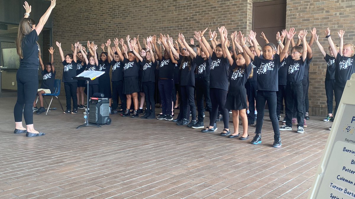 QueenBostic7's tweet photo. Always such a joy to watch our @TBK8BengalMusic Department shine! We have the best music 🎶 program @TurnerBartelsK8.  Today they got to show off downtown! https://t.co/wd0wBTR4Yx