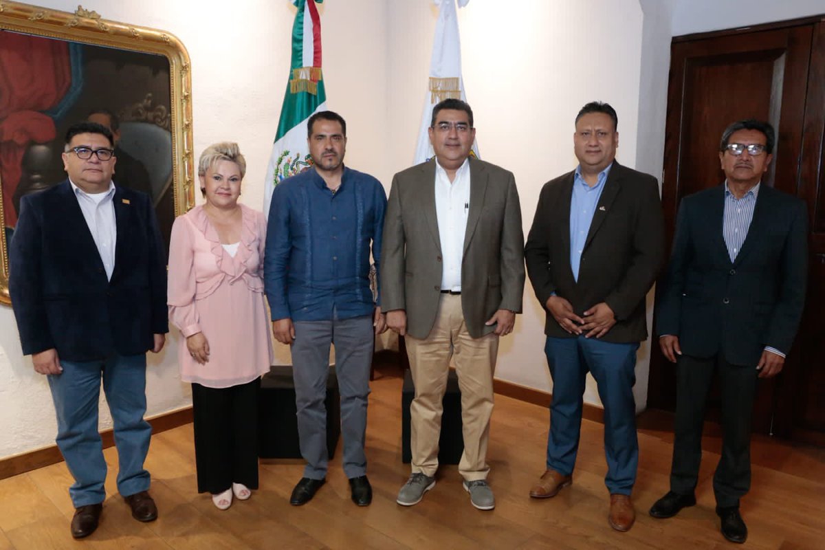 Hoy recibí en #CasaAguayo al secretario general de la Sección 51 del <a href="/SnteNacional/">SNTE Nacional</a>, Raúl Alfredo Gómez Palacios, y de la Sección 23, José Luis González Morales, junto a la titular de <a href="/SEPGobPue/">Secretaría de Educación Pública</a>, <a href="/MerloIsabel/">Isabel Merlo</a>. Continuamos sumando esfuerzos a favor de la educación. #HagámosloJuntos