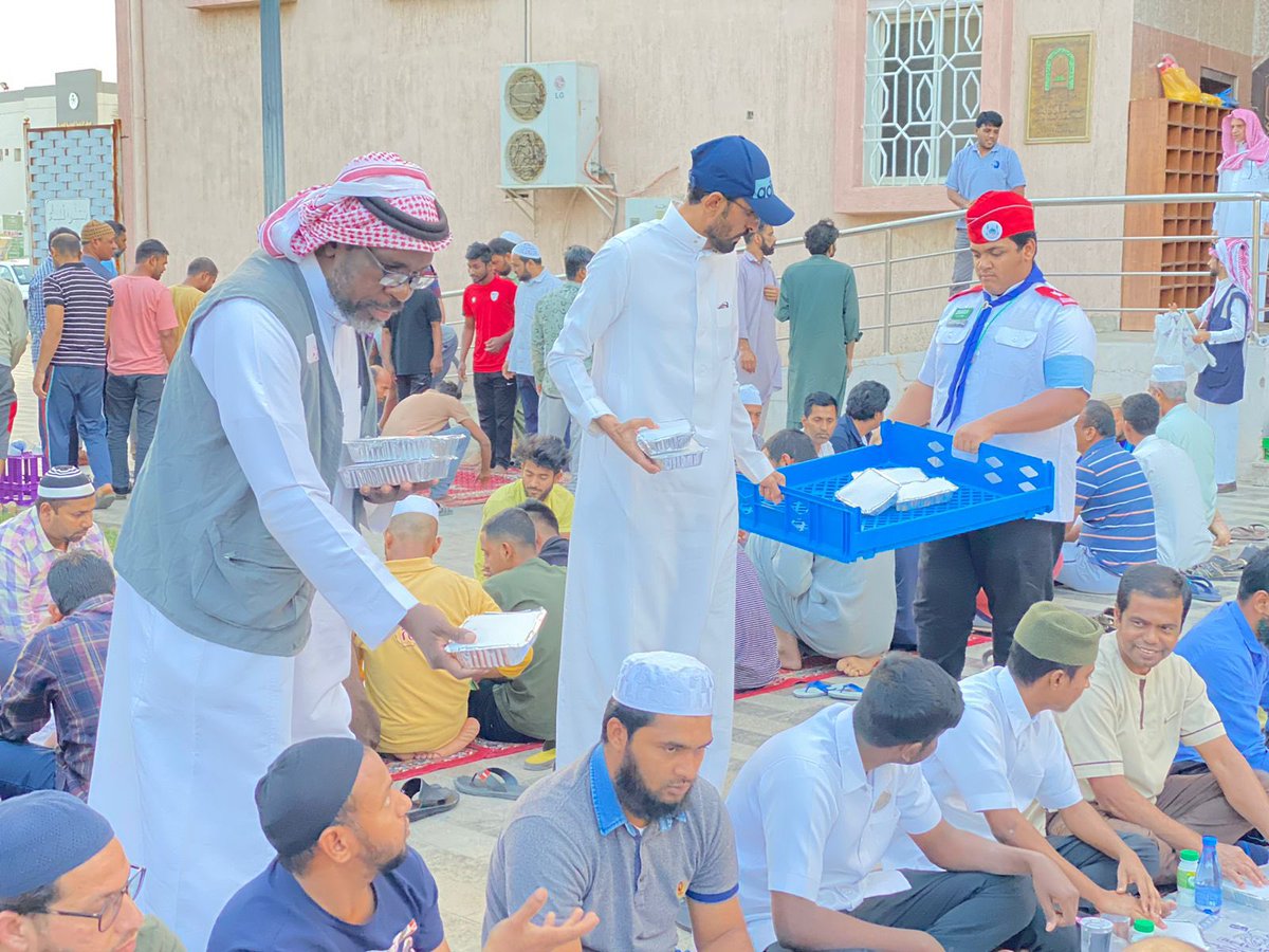 tvtc_m_najran's tweet photo. تغطية  |

حب الخير والعطاء يجمعنا 🌙

ضمن المبادرات التطوعية لتقني عطاء قام الفريق الكشفي بالمعهد بتوزيع وجبات إفطار صائم في شهر رمضان المبارك بالشراكة مع الجمعية الخيرية بنجران..
شكرًا للمتطوعين على جهودهم..

#التدريب_التقني https://t.co/704bEPqSdY