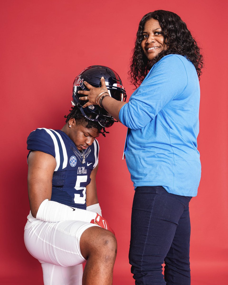 KamarionFrankl1's tweet photo. KING OF THE SIP〽️ @LetsGo_Bo5 @Lane_Kiffin @_kbolden @RebelsFBRec  @OleMissFB https://t.co/7RyUrWztDy