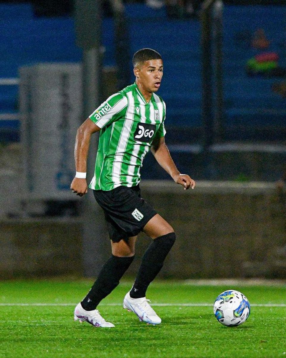 juvenil_soy's tweet photo. ⭐𝐃𝐞𝐬𝐭𝐚𝐜𝐚𝐝𝐨 𝐝𝐞 𝐥𝐚 𝟗💎

Pese a la derrota de su equipo ante Defensor, Santiago Mouriño completó un partido extraordinario en el que tuvo 24 recuperaciones. El central de 21 años sigue mostrándose muy seguro a nivel físico y es casi imbatible en el mano a mano. https://t.co/JQRwNsUcPF