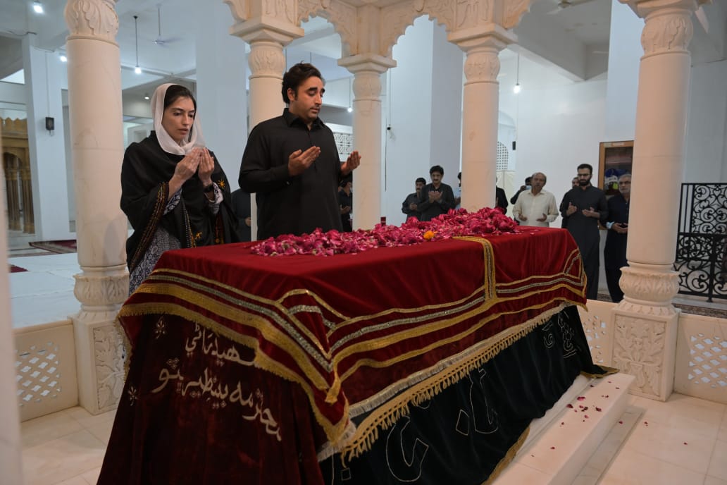 OfficalTEAMPPP's tweet photo. PPP Chairman @BBhuttoZardari and Bibi @AseefaBZ paid visit at the land of martyrs Garhi Khuda Bux Bhutto and offered fateha on the shrines of martyrs of democracy Quaid-e-Awam Shaheed Zulfikar Ali Bhutto and SMBB, SMMB, SMSB, Begum Nusrat Bhutto.
#SalamBhuttos https://t.co/iZK6m7TBgw