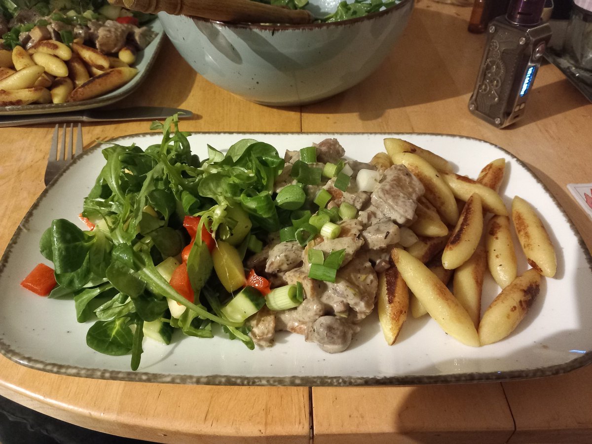 DraminaFux's tweet photo. Pilzrahmgeschnetzeltes! Planted chicken, Champignons, Zwiebel, Knobi, Sojasahne, Weißwein, Billie Green-Schinkenwürfel. Dazu Schupfnudeln und Salat aus Gurke, Apfel, Paprika, Rucola+ Feldsalat.
#goVegan
#plantbased
#cookingforfriends https://t.co/BAIIGF4I8m