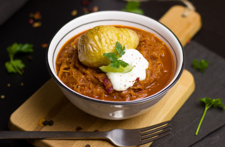 35 Best Slow Cooker Soup Recipes *** 35 delicious slow cooker soup recipes for fall and winter, from traditional soups, chili, and stews, to more creative soup recipes you can make in a slow cooker. foodie.cm/slowcooker/?sr…