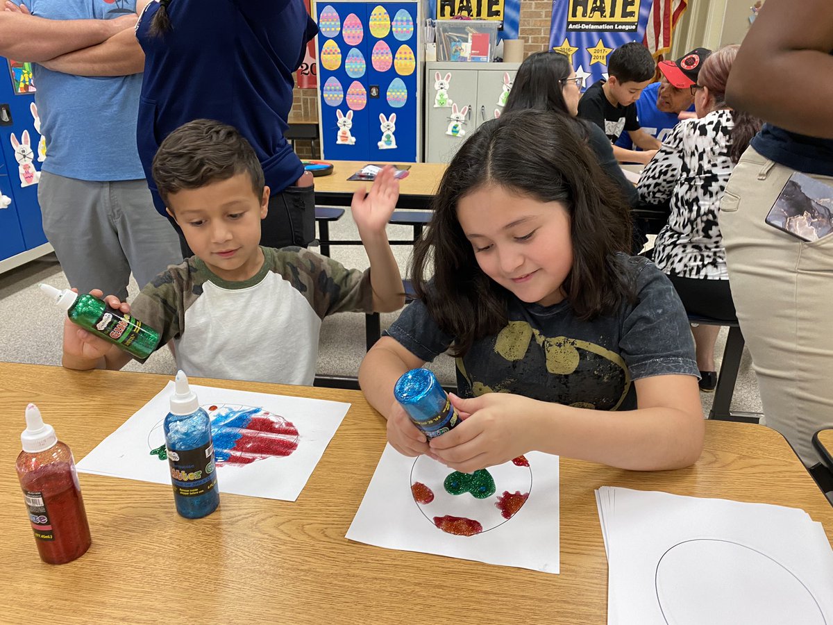 BaxRhonda's tweet photo. The fun is happening right now @GreenwoodKISD @KleinISD Family Game Night is incredible! #kleinfamily #grizzlies #KleinISDPRSquad https://t.co/zJ9lJccI22
