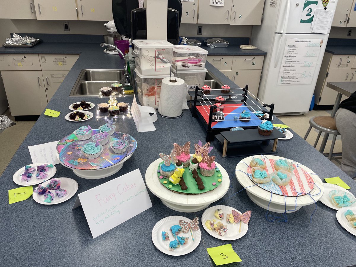 LisaJohnson616's tweet photo. I had so much fun helping judge the cupcake contest today! ⁦@SachemHSNorth⁩ https://t.co/4R62skAkkV
