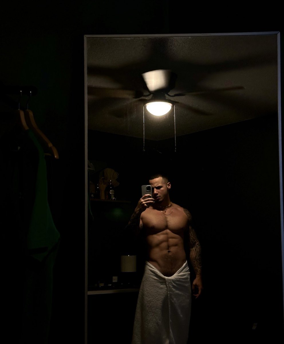 Hot Dudes Good Mood 🇺🇦 on Twitter: "RT @itsofficialjt: 🪞😈💦😋"