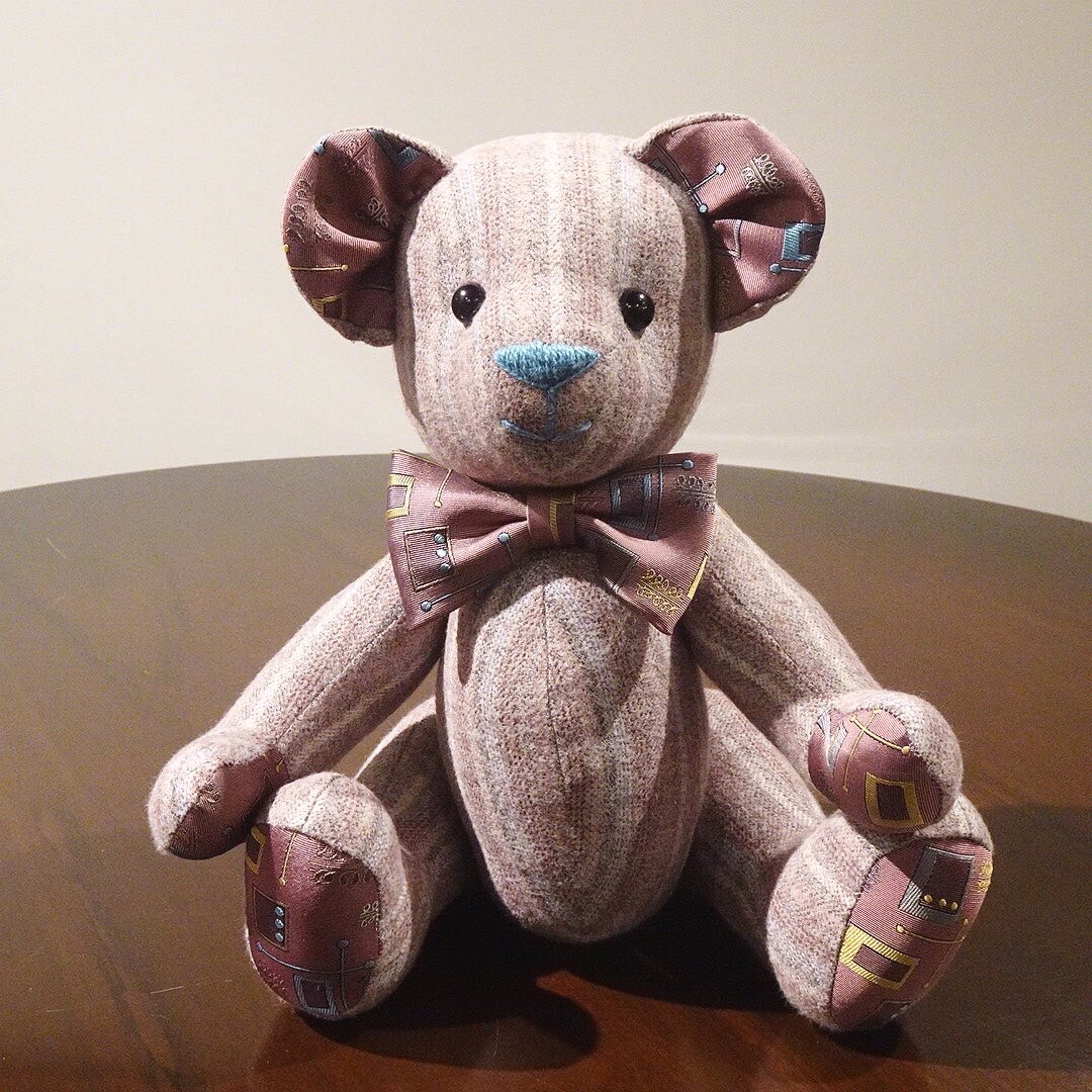noma56's tweet photo. 想い出のジャケット・シャツ・ネクタイから『FOREBEAR』をお作りしました。

大切な方との思い出をいつまでもおそばに置いておけます。

#forebear #フォーベアー #テディベア #テディベアリメイク https://t.co/CwAr8TuGWd