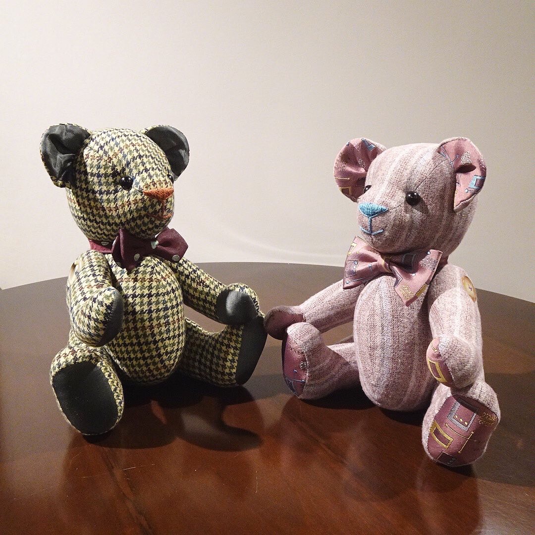 noma56's tweet photo. 想い出のジャケット・シャツ・ネクタイから『FOREBEAR』をお作りしました。

大切な方との思い出をいつまでもおそばに置いておけます。

#forebear #フォーベアー #テディベア #テディベアリメイク https://t.co/CwAr8TuGWd