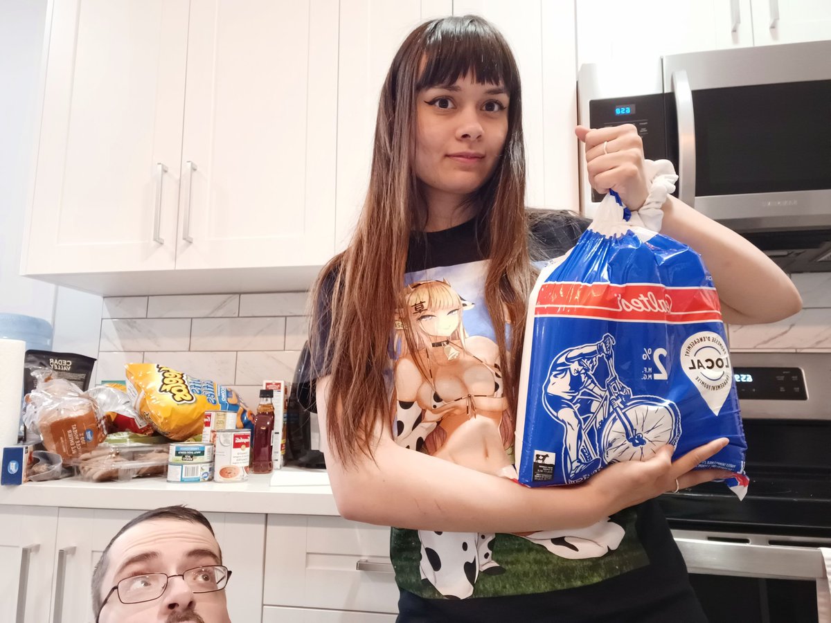Sushimewew's tweet photo. I got some Canadian milk ✨️ https://t.co/JKXIlhDCjW