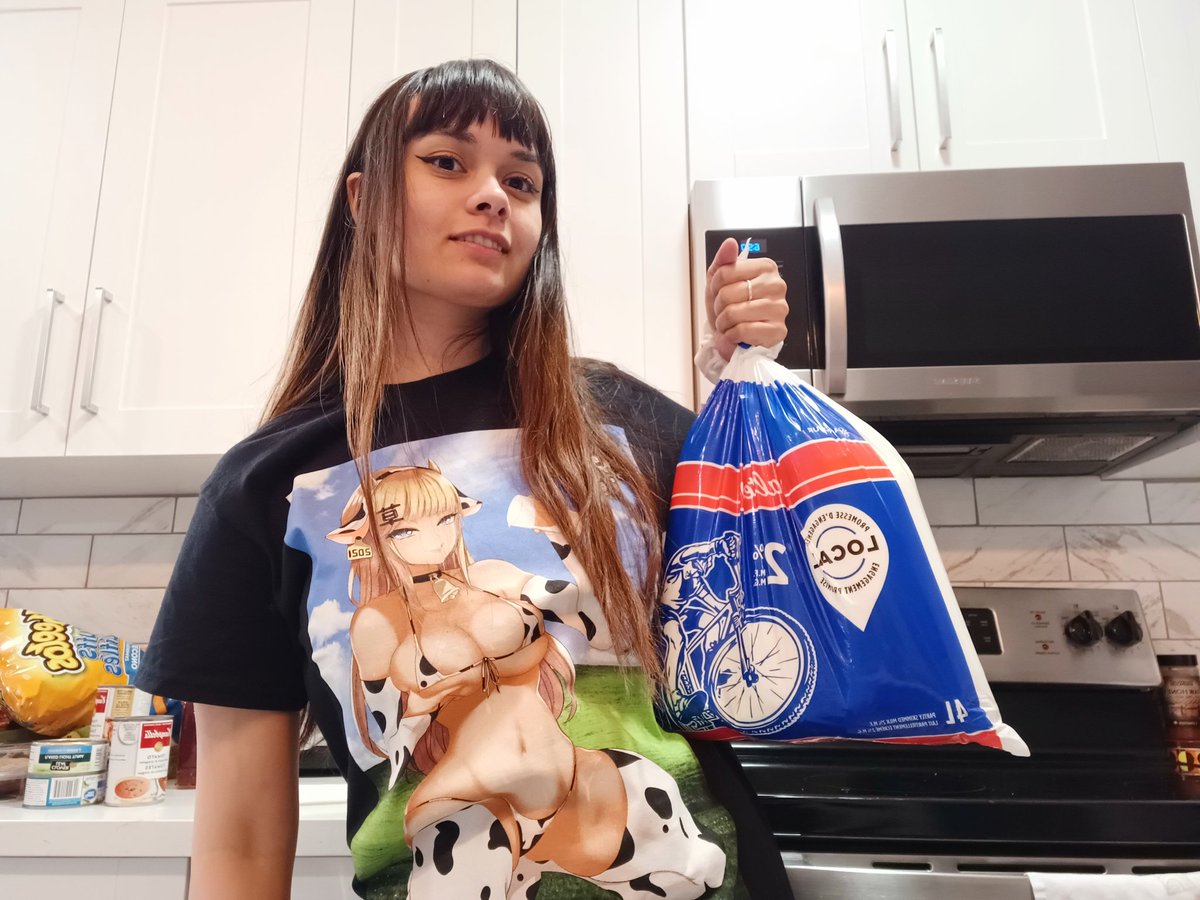 Sushimewew's tweet photo. I got some Canadian milk ✨️ https://t.co/JKXIlhDCjW