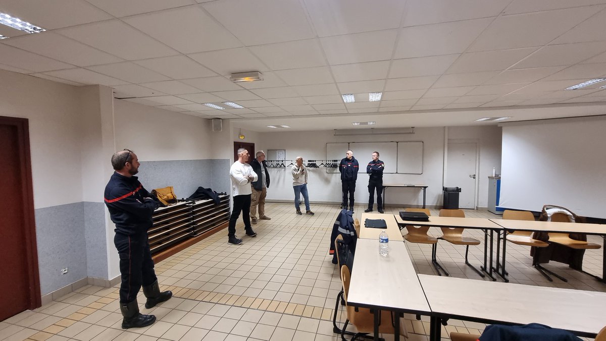 sdis08's tweet photo. Depuis lundi, #FrédéricLeHanef #sdis95, #MathieuWailly #sdis71 et #SébastienMatringhend #sdis08, tous intervenants @cnfpt, animent un stage #FORmateurACCompagnateur au cis @VilledeCMz. Les 12 stagiaires vont passer 2 semaines à s'exercer comme #CoachHumain #ForAcc 😉🐗👍 https://t.co/LWxcGrwwd2