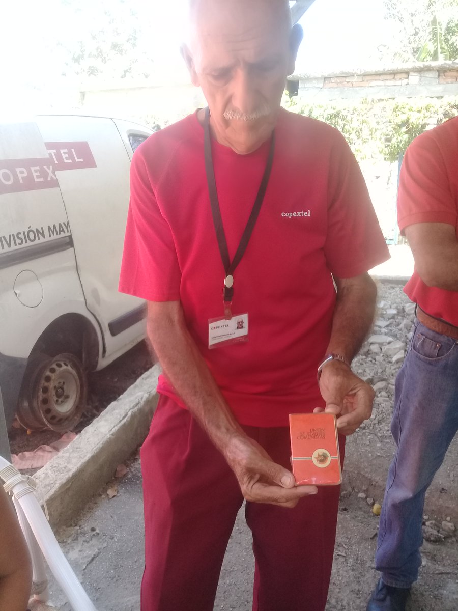 dtmcopextel's tweet photo. Isauro Ismael Montesinos muestra con orgullo su primer carnet de la UJC en vespertino realizado en #CopextelMayabeque por el aniversario de esta organización juvenil. https://t.co/IXdaFL5ZD8