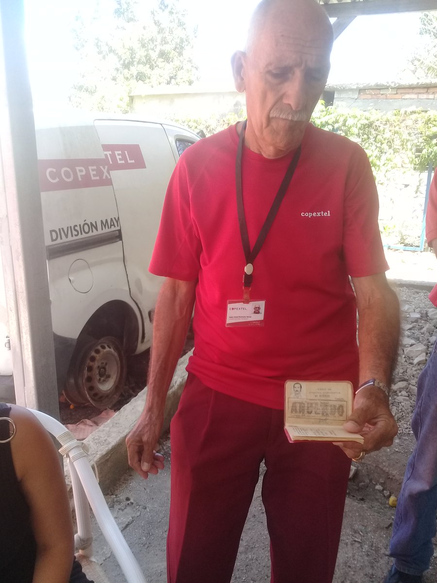 dtmcopextel's tweet photo. Isauro Ismael Montesinos muestra con orgullo su primer carnet de la UJC en vespertino realizado en #CopextelMayabeque por el aniversario de esta organización juvenil. https://t.co/IXdaFL5ZD8
