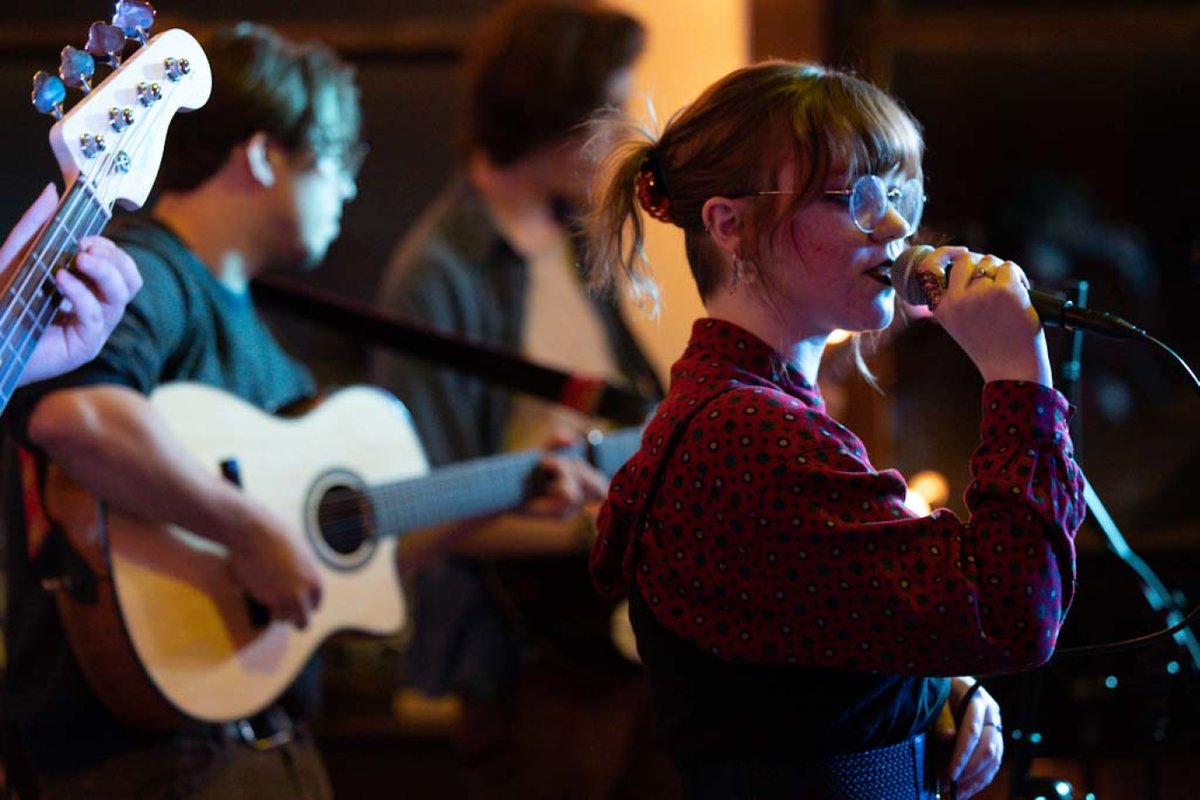 KnoxCollege1837's tweet image. Students across the campus come together and perform a concert at the end of each term to showcase their skills!
#KnoxRocks #studentconcert #college