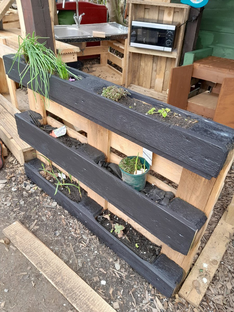 Suzieq1402's tweet photo. Thx E from @oakwoodG34 who painted the kitchen and C who painted  ceiling cream  and pallet with chalkboard paint. Mudkitchen , getting there . @FARE_Scotland Lochend Community Allotment @RHSSchools #CommunityGardenWeek @Jimmy_FARE @CultivationSt https://t.co/v19DlWFj9L
