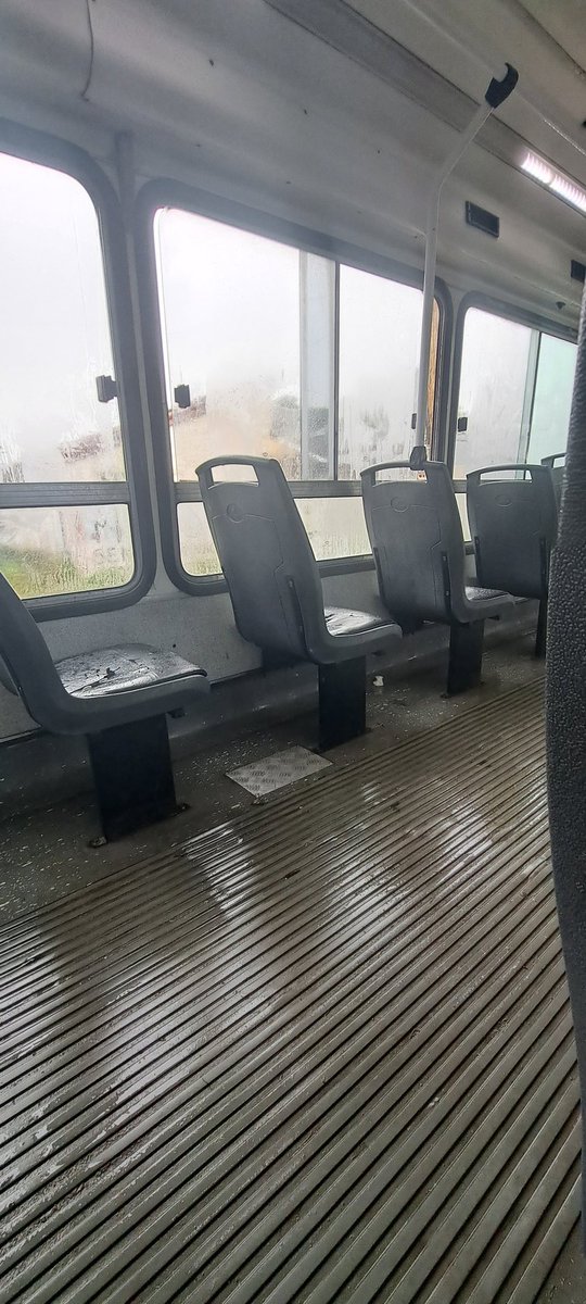 Steffy0323's tweet photo. Durante la mañana viajé en un colectivo, y me dio vergüenza ajena.
Es realmente preocupante la situación por la condición en la que brindan los servicios públicos.
Cabe destacar que somos una de las provincias en pagar los boletos más caros a nivel nacional.
IMPRESENTABLE #UTA https://t.co/KaP2LZUZhO