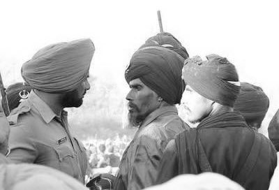 ਧੜੇ ਦੋ ਹੀ ਹਨ,
ਇੱਕ ਜ਼ਾਲਮ ਬਿਪਰ ਸਟੇਟ ਦਾ ਤੇ ਦੂਜਾ ਸਟੇਟ ਵਿਰੁੱਧ ਜੂਝਣ ਵਾਲੇ
ਅਣਖੀ ਪੰਜਾਬ ਅਤੇ ਪੰਥ ਦਾ..
ਜੇ ਸਟੇਟ ਦੀ ਧਿਰ ਹੋ ਤਾਂ ਜੁਰਅੱਤ ਕਰਕੇ ਢੂਹੀ ਨਾਲ ਪੱਕਾ ਤਿਰੰਗਾ ਬੰਨ੍ਹ ਕੇ ਗੱਲ ਕਰੋ… ਜੇ ਪੰਜਾਬ ਜਾਂ ਪੰਥ ਦੀ ਧਿਰ ਹੋ ਤਾਂ
ਗੁਰੂ ਦੇ ਬਖ਼ਸ਼ੇ ਨਿਸ਼ਾਨ ਸਾਹਿਬ ਦੀ ਅਗਵਾਈ ਮੰਨੋ… #CallForSarbatKhalsa