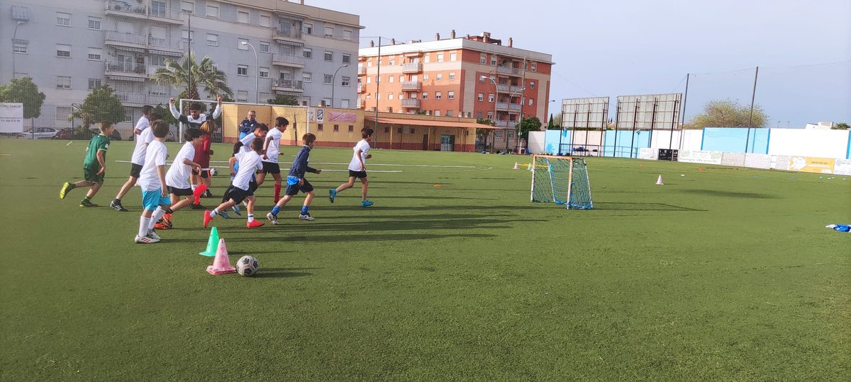 don_bosco_cf's tweet photo. Segundo día de nuestro Clinic de Semana Santa

Aquí os dejamos algunas de las fotos de la sesión de hoy
💙🤍
#DBCF
#SanLorenzo https://t.co/FbS7cywi9m