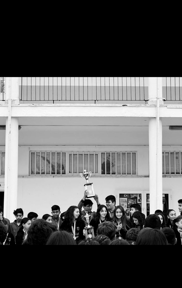 berfinzariff's tweet photo. Tarihi hatırlayamıyorum ama bu final sınavlarının ilk günü bizde kendi okulumuzda kendi kupamızı kaldırdık havaya çok gururluyduk çünkü bir başarı elde etik  ve  okul maçlar bitiği için antıremenlar biti 6 şubata kadar çok mutlu ve huzurluyduk tiwitert bile kulanmıyordum https://t.co/mwgKRH2qDT