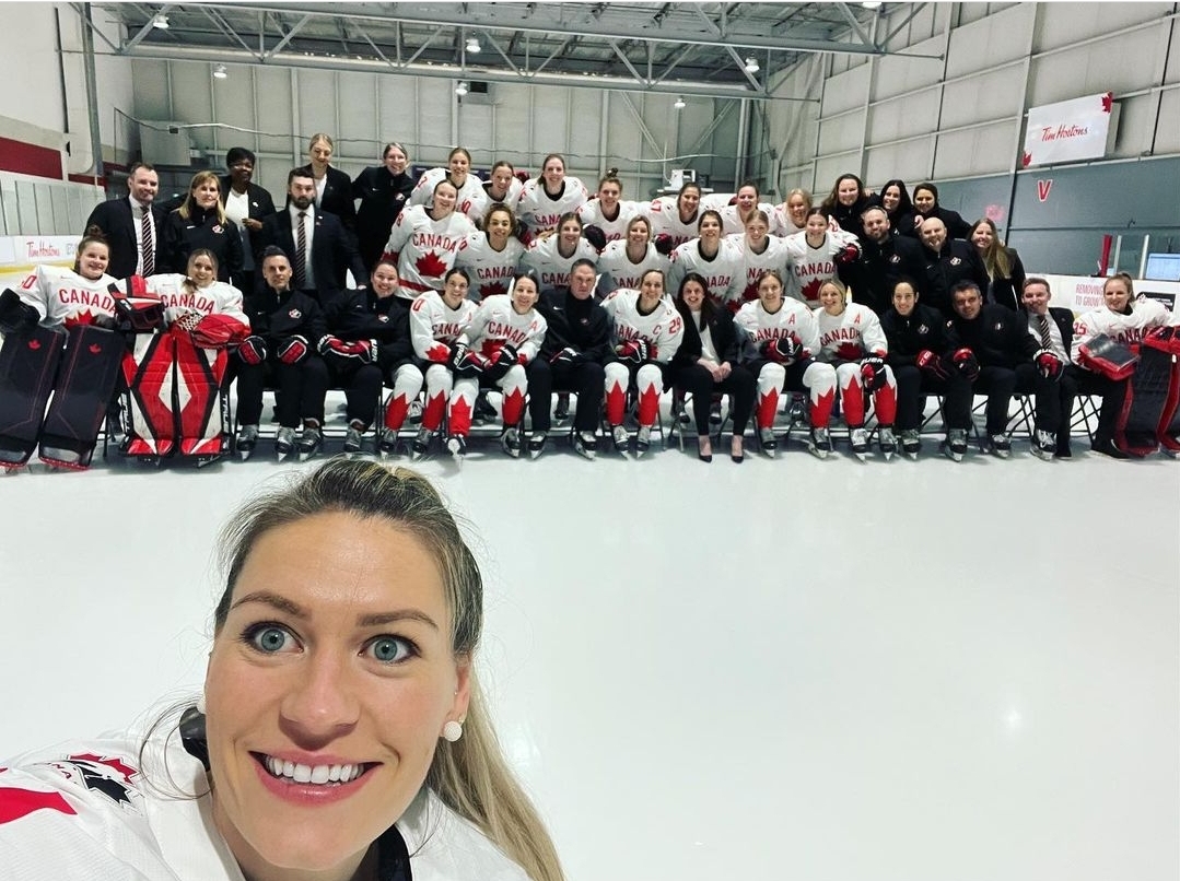 HockeyCanada's tweet photo. #SpoonerSelfie™️, two ways. 🖼️

Spooner sous deux angles. 🖼️

#WomensWorlds | #MondialFéminin | @natspooner5 https://t.co/zsbWHYff0s