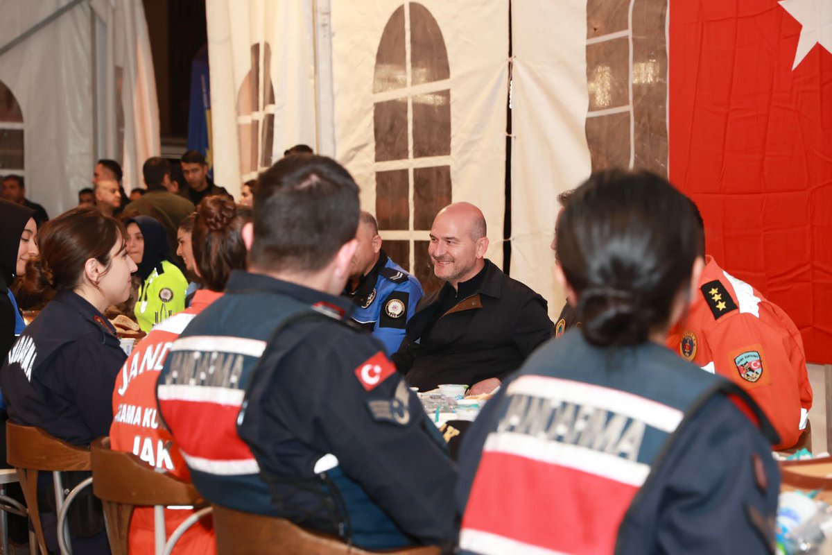suleymansoylu's tweet photo. Bu masanın etrafında, bir Millet hasletinin ne olduğunu bütün dünyaya gösterenler var...

Arama/kurtarmacılardan, imamlara, Jandarmamız, Polislerimiz, Kara Kuvvetleri, Hava Kuvvetleri, korucularımız ve daha sayamadığımız nice yüce gönüllü insan var...

Allah sizlerden razı olsun https://t.co/ySt2LaoRrH