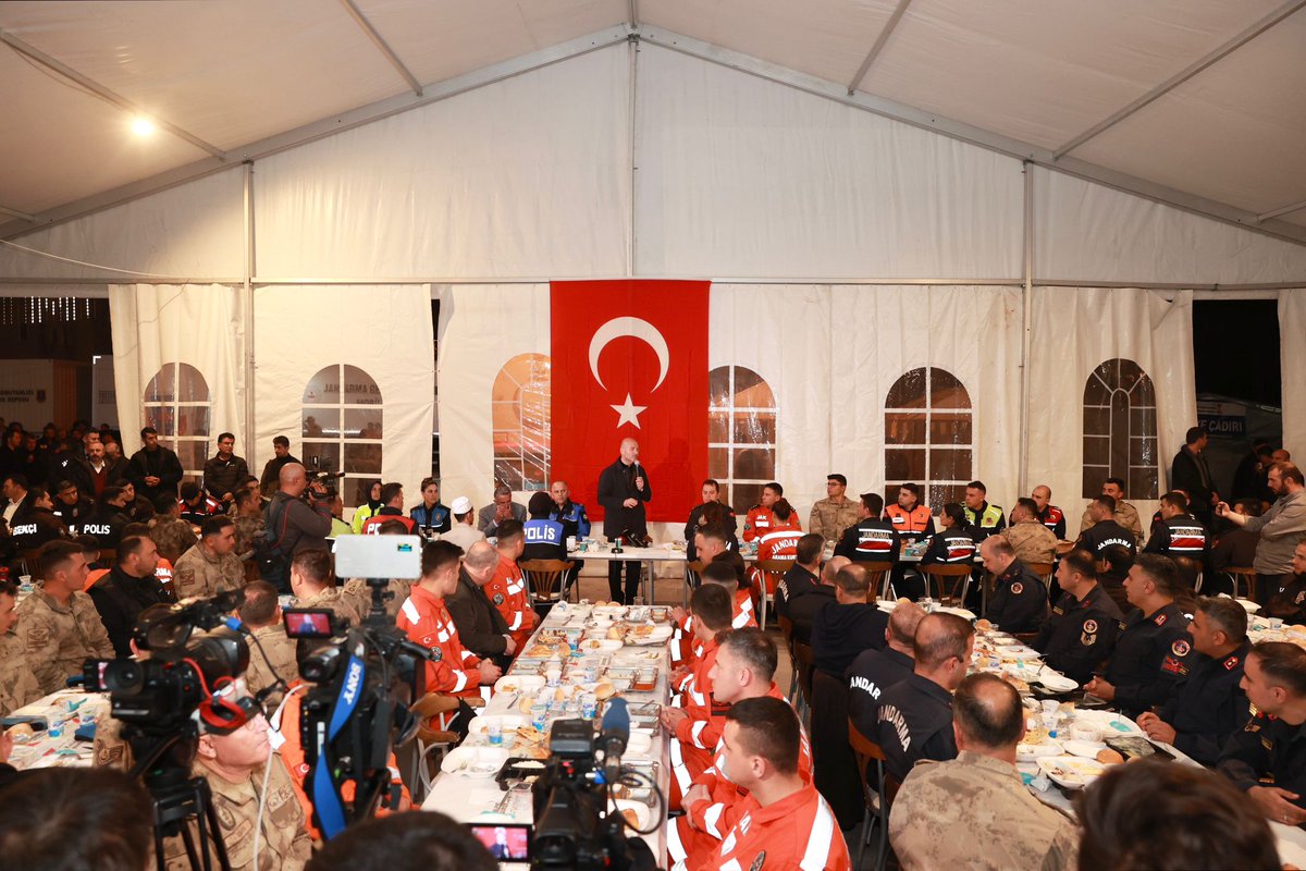 suleymansoylu's tweet photo. Bu masanın etrafında, bir Millet hasletinin ne olduğunu bütün dünyaya gösterenler var...

Arama/kurtarmacılardan, imamlara, Jandarmamız, Polislerimiz, Kara Kuvvetleri, Hava Kuvvetleri, korucularımız ve daha sayamadığımız nice yüce gönüllü insan var...

Allah sizlerden razı olsun https://t.co/ySt2LaoRrH