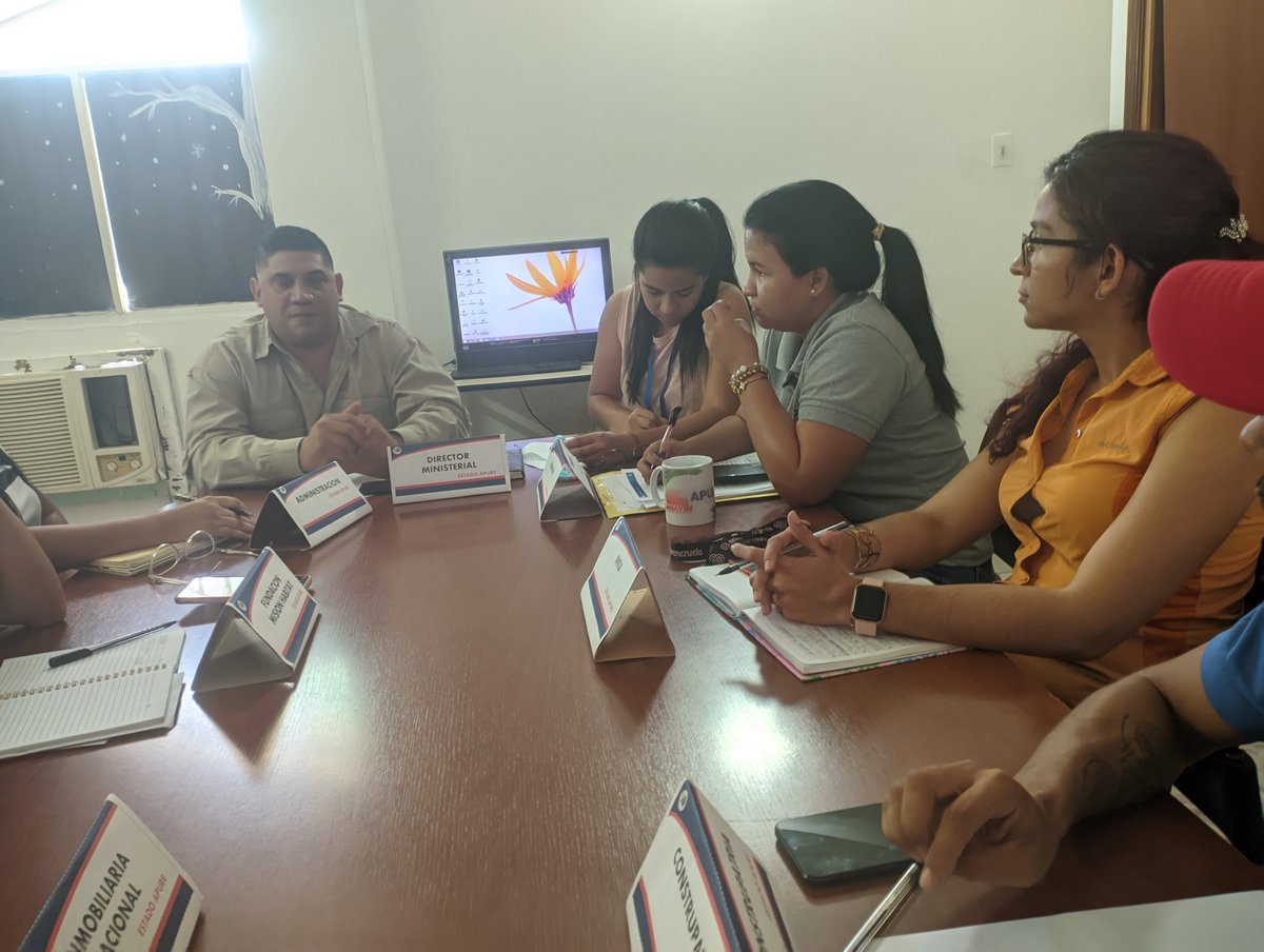 GMVV_Apure's tweet photo. DM Ing. Ernesto Ramírez, sostuvo una reunión con el equipo Minhvi y entes adscritos, para planificar y organizar las actividades en el marco del 12° Aniversario de la #GMVV

#SemanaMayorEnAmor 

@IMVillarroel1 
@Minhvi_Oficial 
@eduardopiate2 https://t.co/0wIvXe3a50