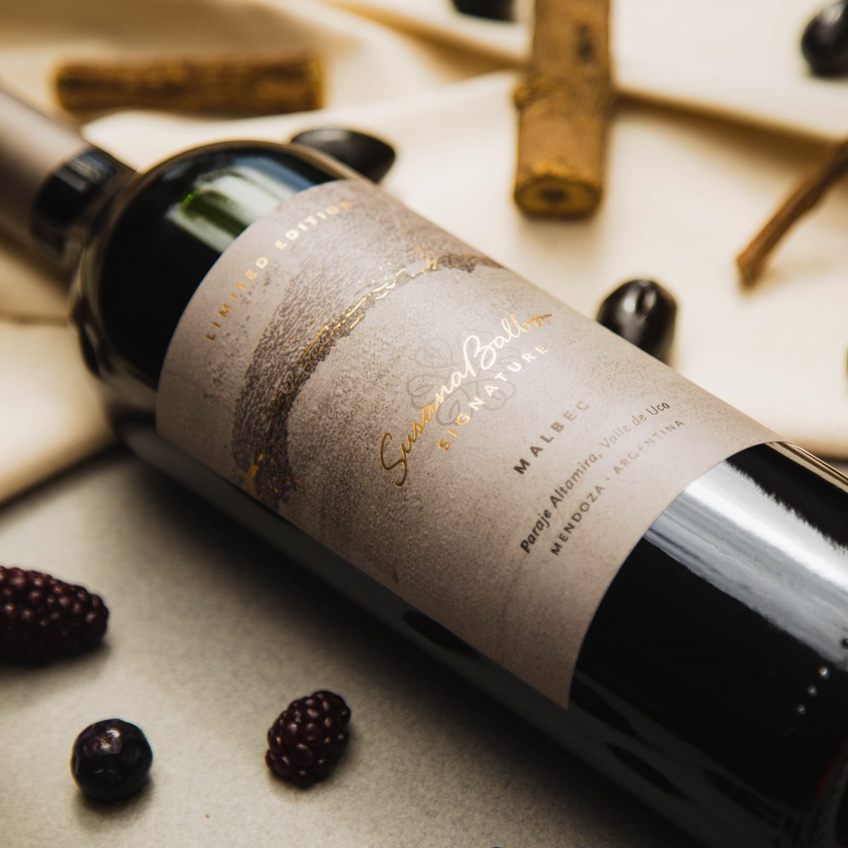 En el mes de Malbec te presentamos nuestro Susana Balbo Signature Limited Edition Malbec de Paraje Altamira, un vino de gran carácter y concentración que ofrece aromas y sabores a moras, arándanos, aceitunas negras y regaliz 🍷