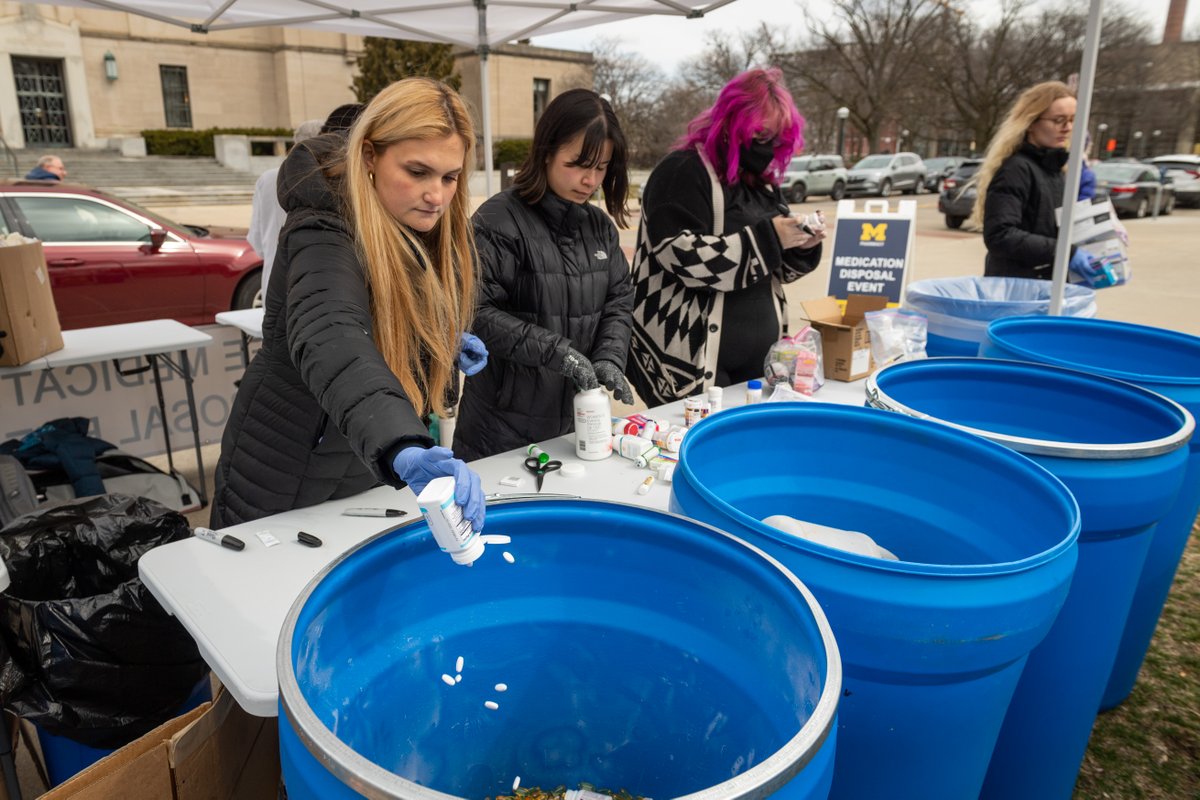 UMichPharmacy's tweet photo. Thank you to the volunteers that made another successful Safe Medication Disposal Event possible! With their efforts and the community’s participation, we were able to keep 1,087 pounds of medical waste out of our water, landfills, and the wrong hands 💊 https://t.co/LFyNM59SXh