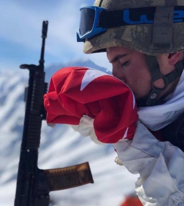 Sayın Devlet büyüklerim; 3269 sayılı kanun ve yönetmeliği incelerseniz birbiriyle uyuşmayan maddelerin olduğunu görürsünüz miadı dolan ve Acilen yenilenmesi çağa ayak uyduran profesyonel orduya yakışan Uzman Çavuş kanunu yapılmalıdır.

#UzmanÇavuş
<a href="/RTErdogan/">Recep Tayyip Erdoğan</a>
<a href="/alitilkici38/">Ali Tilkici 🇹🇷</a>
