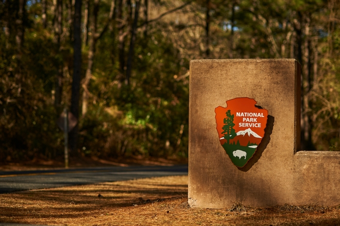NEWS RELEASE
Fort Raleigh National Historic Site seeks help solving recent crimes.
nps.gov/fora/learn/new…

📸Image from 2021 of the National Park Service Arrowhead that was stolen from entrance to Fort Raleigh National Historic Site on March 13, 2023. NPS/Kurt Moses