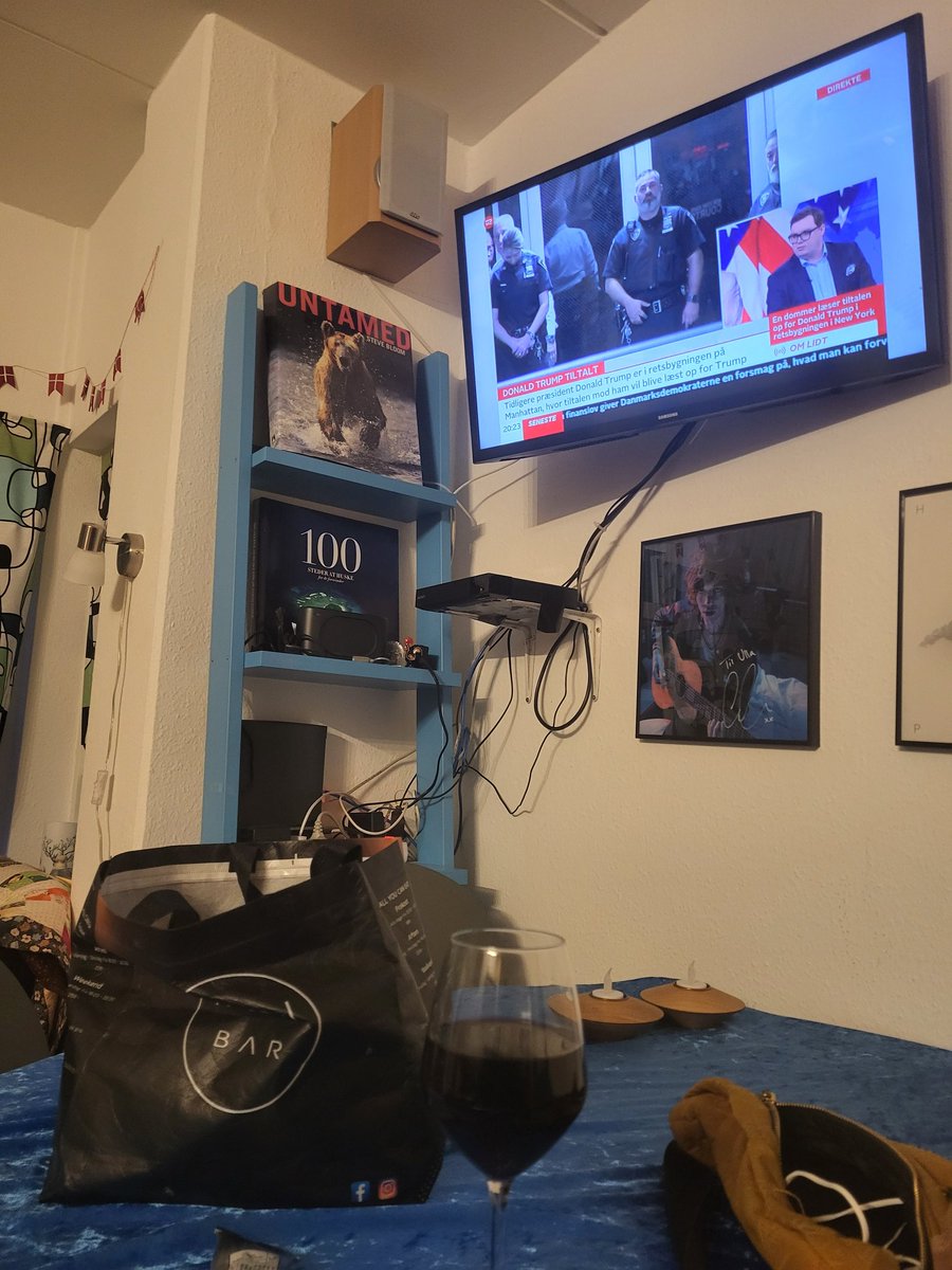 ujakob's tweet photo. 🍷+@ReimerElster  på @tv2newsdk = rimelig god aften #påsken2023 #TrumpArrest https://t.co/rzwNv5NrfQ