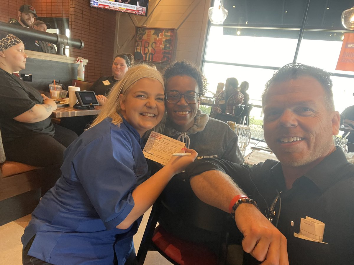 collis117's tweet photo. Chilis Avon delivering some #ATL #ChilisLove great job to all of these TM’s, trainers &amp; managers https://t.co/RiWCsbLHE7