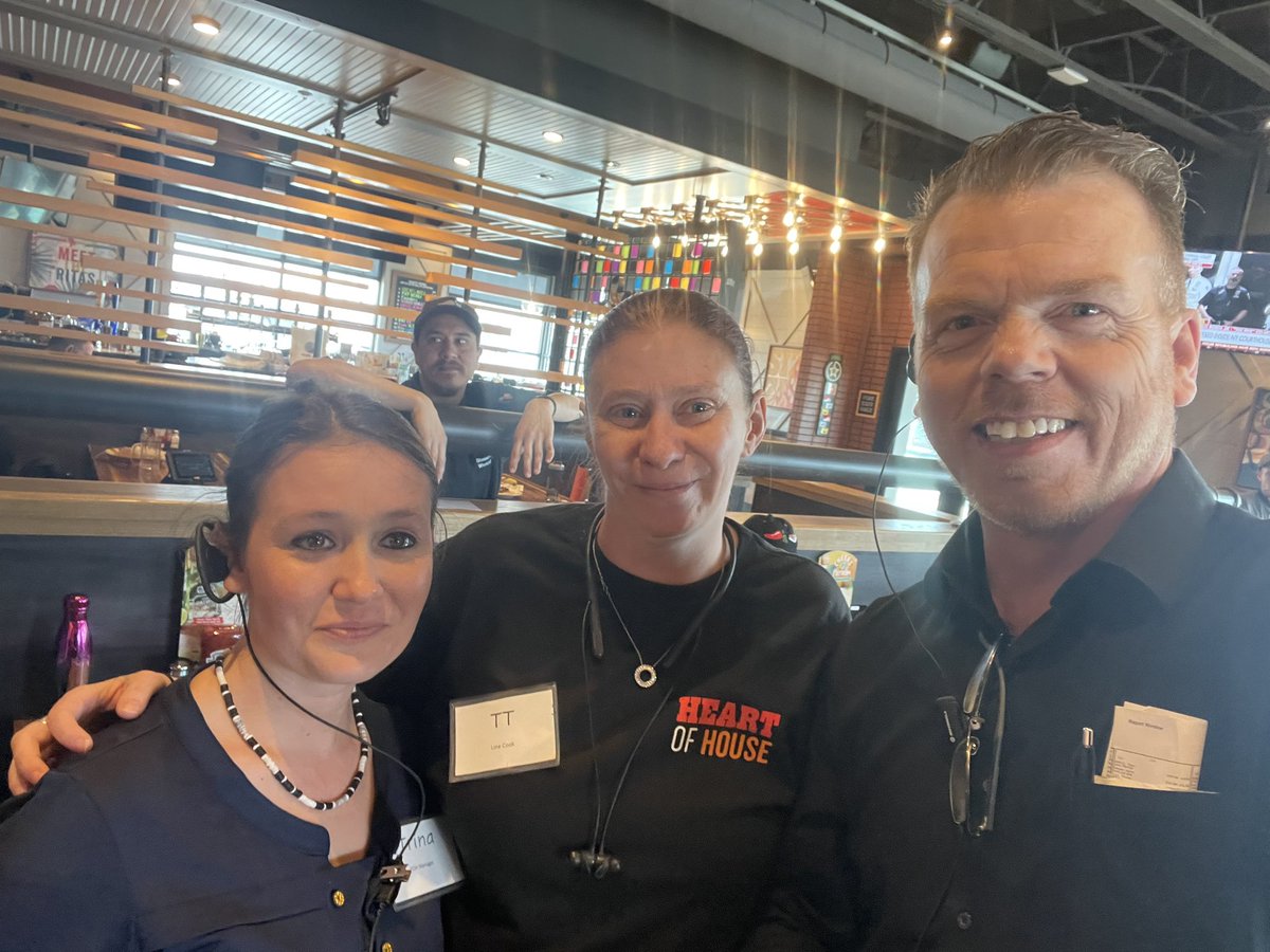 collis117's tweet photo. Chilis Avon delivering some #ATL #ChilisLove great job to all of these TM’s, trainers &amp; managers https://t.co/RiWCsbLHE7
