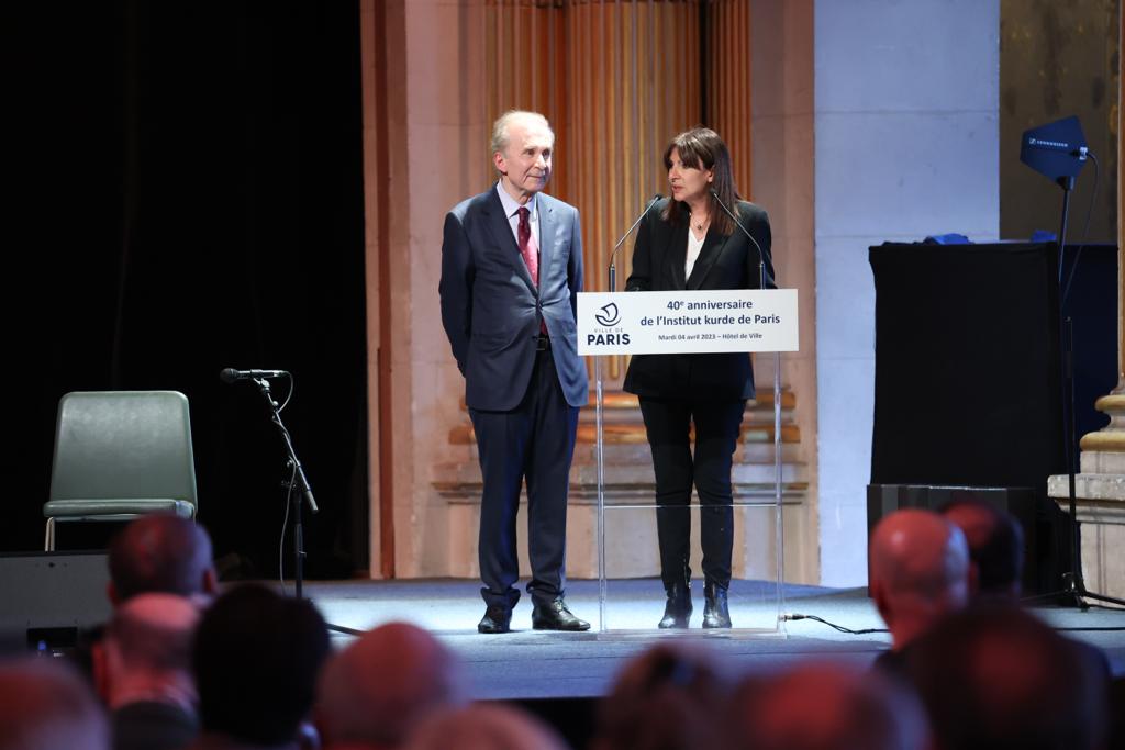 Anne Hidalgo parle au micro, aux côtés de Kendal Nezan, le président de l'Institut kurde de Paris.
Crédit : Joséphine Brueder 